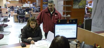 Una mujer es atendida en una oficina del servicio p&uacute;blico de empleo de Castilla y Le&oacute;n.