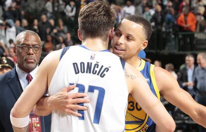 Curry y Doncic se saludan tras el Dallas-Golden State