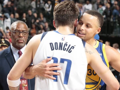 Curry y Doncic se saludan tras el Dallas-Golden State