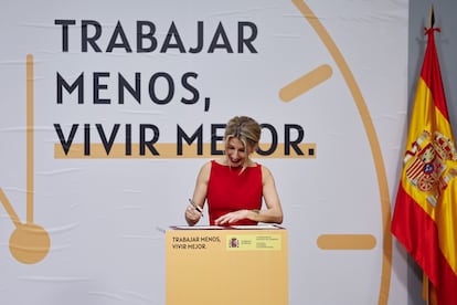 La vice presidenta segunda del Gobierno y ministra de Trabajo, Yolanda Díaz, firma el acuerdo alcanzado entre el Ejecutivo y los sindicatos para reducir la jornada laboral a 37 horas y media en 2025.