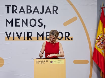 La vice presidenta segunda del Gobierno y ministra de Trabajo, Yolanda Díaz, firma el acuerdo alcanzado entre el Ejecutivo y los sindicatos para reducir la jornada laboral a 37 horas y media en 2025.