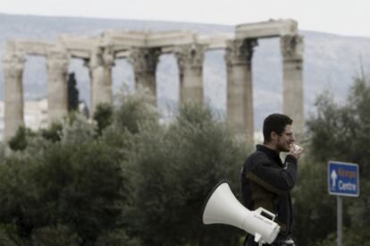 Un participante en una protesta contra el Gobierno celebrada en Atenas en diciembre pasado.