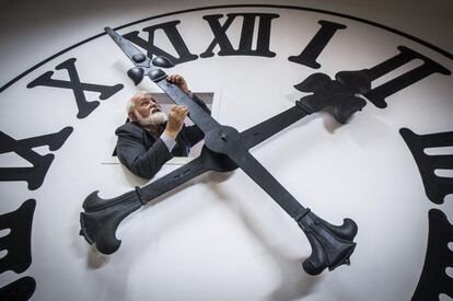 El relojero Istvan Hanga ajusta la hora de un reloj enorme en la catedral de Kecskemét en la Casa Bozso de Colecciones de Relojes en Kecskemét (Hungría).