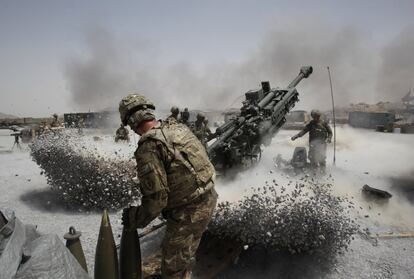 Soldados del Ejército de Estados Unidos, disparan una pieza de artillería en la base de Seprwan Ghar, en el distrito de Panjwai, al sur de Afganistán, 12 de junio de 2011.