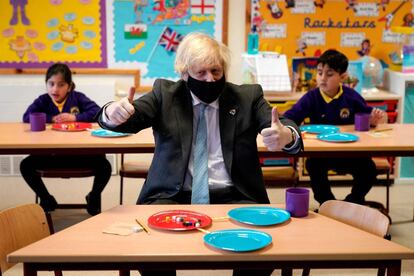 El primer ministro británico, Boris Johnson, gesticula durante una clase de matemáticas en su visita a un colegio de educación primaria, en Stoke-on-Trent (Inglaterra).