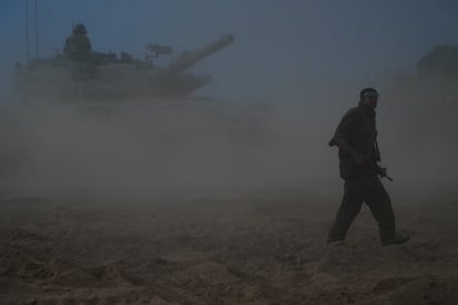 Militares israelíes apostados junto al kibutz Beeri, atacado por Hamás el fin de semana pasado.  