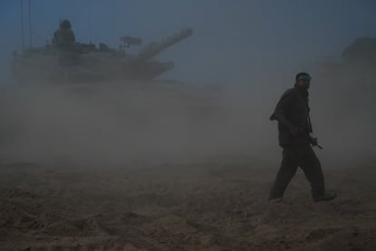 Militares israelíes apostados junto al kibutz Beeri, atacado por Hamás el fin de semana pasado.