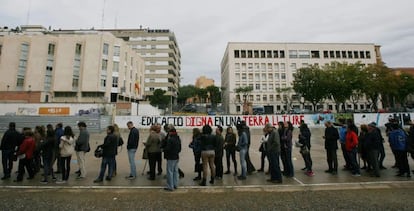 Colas de personas a la entrada del Instituto Marti i Franques