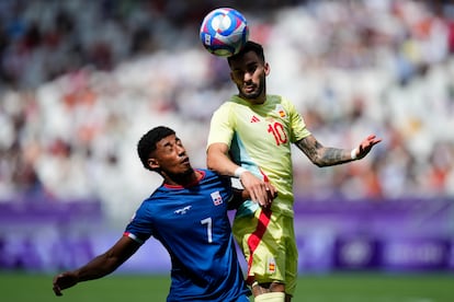 El futbolista español Álex Baena pugna por un balón con el dominicano Oscar Urena, durante el partido de este sábado.