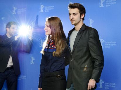 El director Joshua Marston fotografía a Sindi Lacej y Tristan Halilaj.
