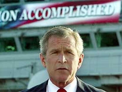 Bush durante su discurso en el portaaviones <i>Abraham Lincoln.</i>
