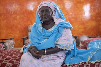 La jefa del barrio, Madame Yade, en el salón de su casa.