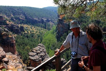 La red cuenta desde el mes de marzo con un nuevo miembro en España: el geoparque de Molina de Aragón y el Alto Tajo (Guadalajara), con una superficie de 4.000 metros cuadrados y parajes como la hoz del río Gallo, el bosque fósil de la sierra de Aragoncillo o la sima de Alcorón. El símbolo del parque es el aragonito, una variedad de calcita que cristaliza en forma de prismas hexagonales que se describió por primera vez a partir de ejemplares encontrados en Molina de Aragón. En la imagen, el barranco de la hoz de Molina. / www.geoparquemolina.es