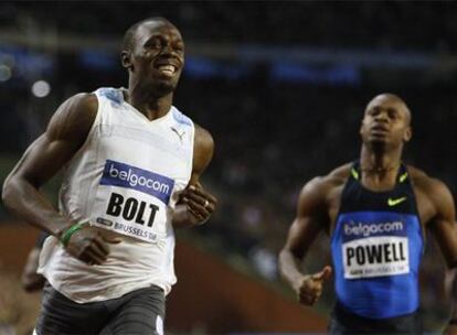 Usain Bolt sonríe tras imponerse en los 1oo metros de la reunión de Bruselas a Asafa Powell.