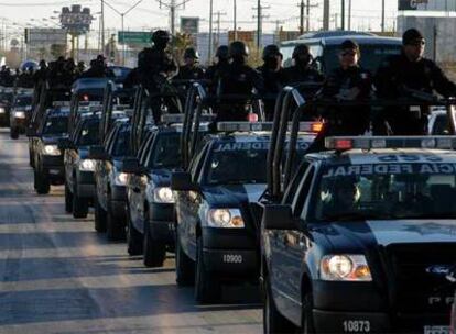 Un convoy de policías mexicanos permanecen en guardia después de llegar el lunes a Ciudad Juárez (México)