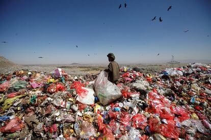 Un niño busca alimentos en la basura, en Saná (Yemen).