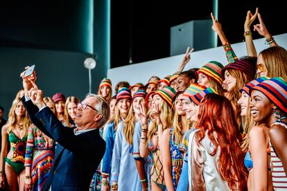 El diseñador Tommy Hilfiger haciéndose un selfie con las modelos tras su último desfile.