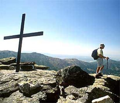 Un excursionista, en la cima del Torozo.