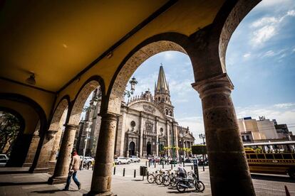 Soportales en la plaza Guadalajara. Al fondo, la catedral de Guadalajara, en Jalisco (México).