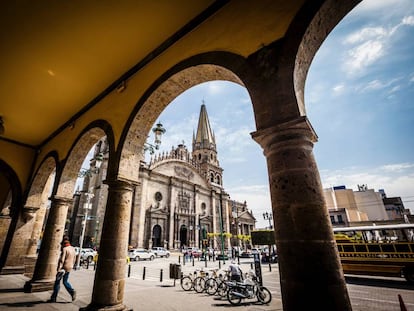 Soportales en la plaza Guadalajara. Al fondo, la catedral de Guadalajara, en Jalisco (México). 