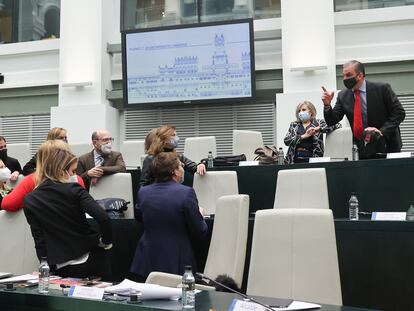 El portavoz municipal de Vox, Javier Ortega Smith, se dirige al alcalde de Madrid, José Luis Martínez-Almeida (de espaldas en primer término), durante el Pleno.