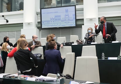 El portavoz municipal de Vox, Javier Ortega Smith, se dirige al alcalde de Madrid, José Luis Martínez-Almeida (de espaldas en primer término), durante el Pleno.