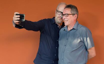 Claudio López Lamadrid se hace un selfi con el escritor César Aira.