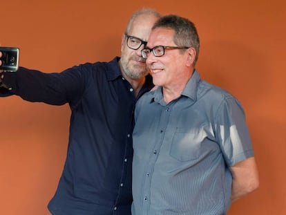 Claudio López Lamadrid se hace un selfi con el escritor César Aira.