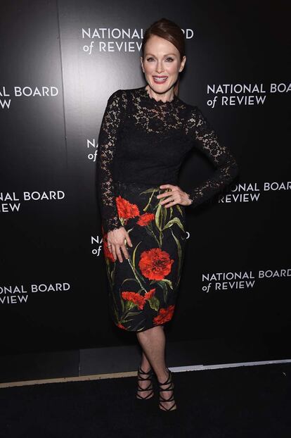 Julianne Moore se apunta otro acierto con este conjunto de Dolce & Gabanna que eligió para asistir a la gala National Board of Review. Melena recogida y sandalias Aquazzura completaron su estilismo.