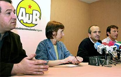 Los portavoces de AuB Pernando Barrena, Itziar Lopategi, José Ramón Etxeberria y Pedro Albite, durante la rueda de prensa ofrecida hoy por la plataforma en San Sebastián.