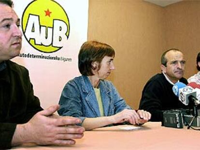Los portavoces de AuB Pernando Barrena, Itziar Lopategi, José Ramón Etxeberria y Pedro Albite, durante la rueda de prensa ofrecida hoy por la plataforma en San Sebastián.