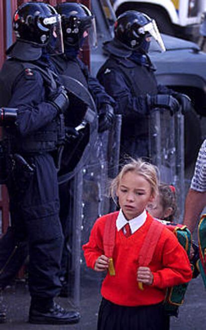 Los niños católicos tuvieron que ir al colegio escoltados por la policía.