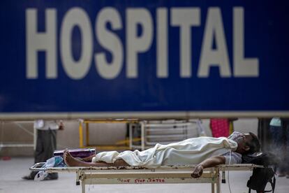 Un paciente con coronavirus espera para ser atendido en el exterior del hospital Guru Teg Bahadur, el viernes. Nueva Delhi experimenta desde hace varios días una crisis de suministros que está provocando el colapso de los hospitales, principalmente por la falta de oxígeno.