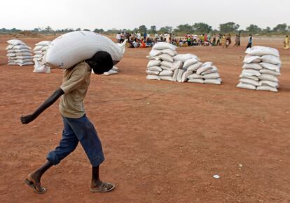 Un retornado del norte de Sudán lleva un saco de harina distribuido por el personal del Programa Mundial de Alimentos (PMA) en Aweil, en el estado norteño de Bahr el Ghazal, en el sur de Sudán, el 29 de diciembre de 2010.