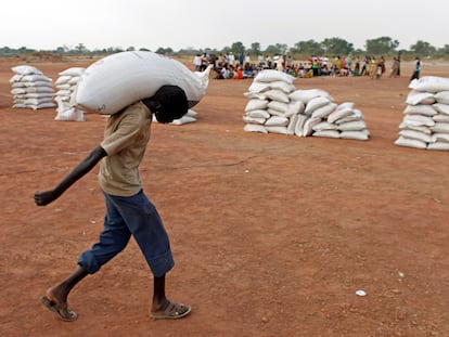 Un retornado del norte de Sudán lleva un saco de harina distribuido por el personal del Programa Mundial de Alimentos (PMA) en Aweil, en el estado norteño de Bahr el Ghazal, en el sur de Sudán, el 29 de diciembre de 2010.