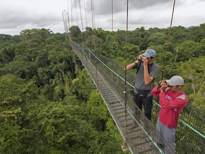 Dos visitantes en un puente suspendido de la reserva Sacha Lodge, en la selva amazónica de Ecuador. 