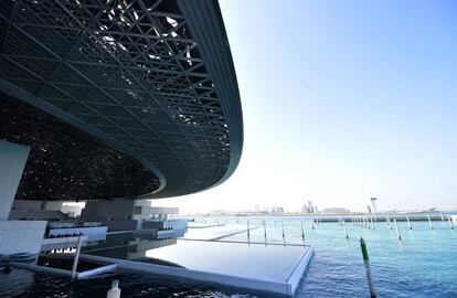 Vista exterior del museo del Louvre de Abu Dabi, diseñado por el arquitecto francés Jean Nouvel. El arquitecto se inspiró por la posción de la isla "entre la arena y el mar, la sombra y la luz", según la página web del museo.