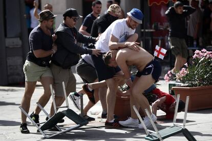 Peleas callejeras entre radicales rusos e ingleses. 