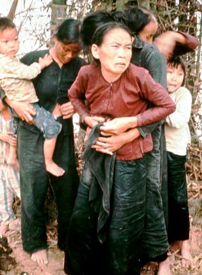 Mire bien esta fotografía. Un grupo de soldados estadounidenses está rodeando a esas mujeres y niños para matarlos. Instantes después apretarán sus gatillos. fue la matanza de My Lai (Vietnam). Cuarenta años más tarde, los supervivientes rememoran el horror. (Time Life / Getty Image)
