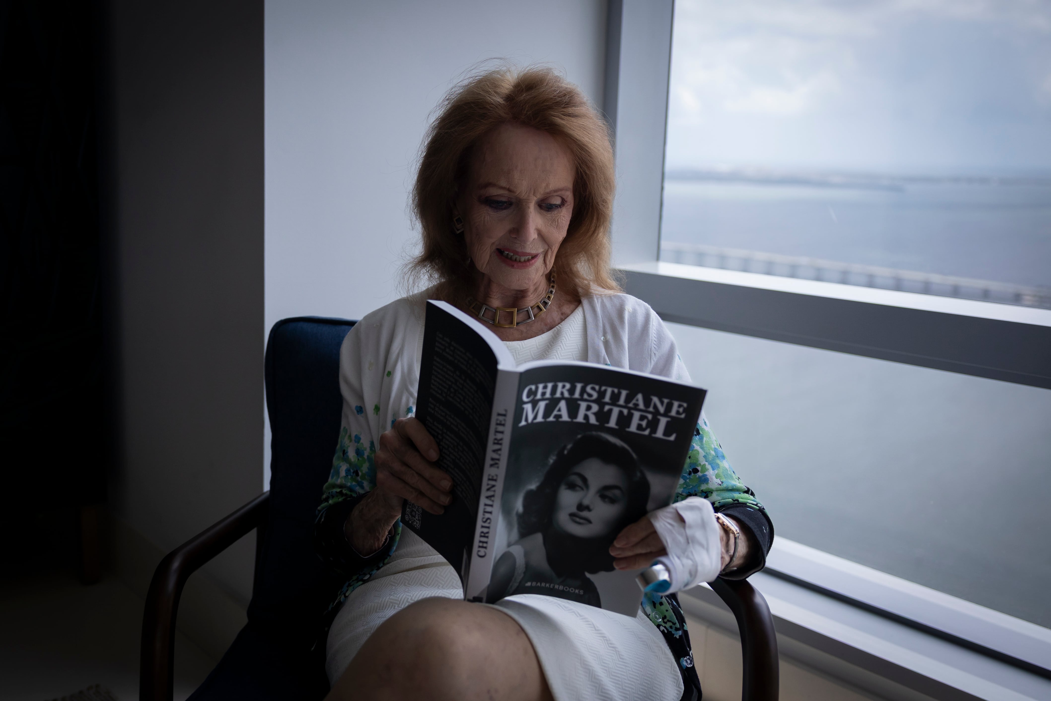 Martel sostiene una copia de su libro, en Miami, Florida.