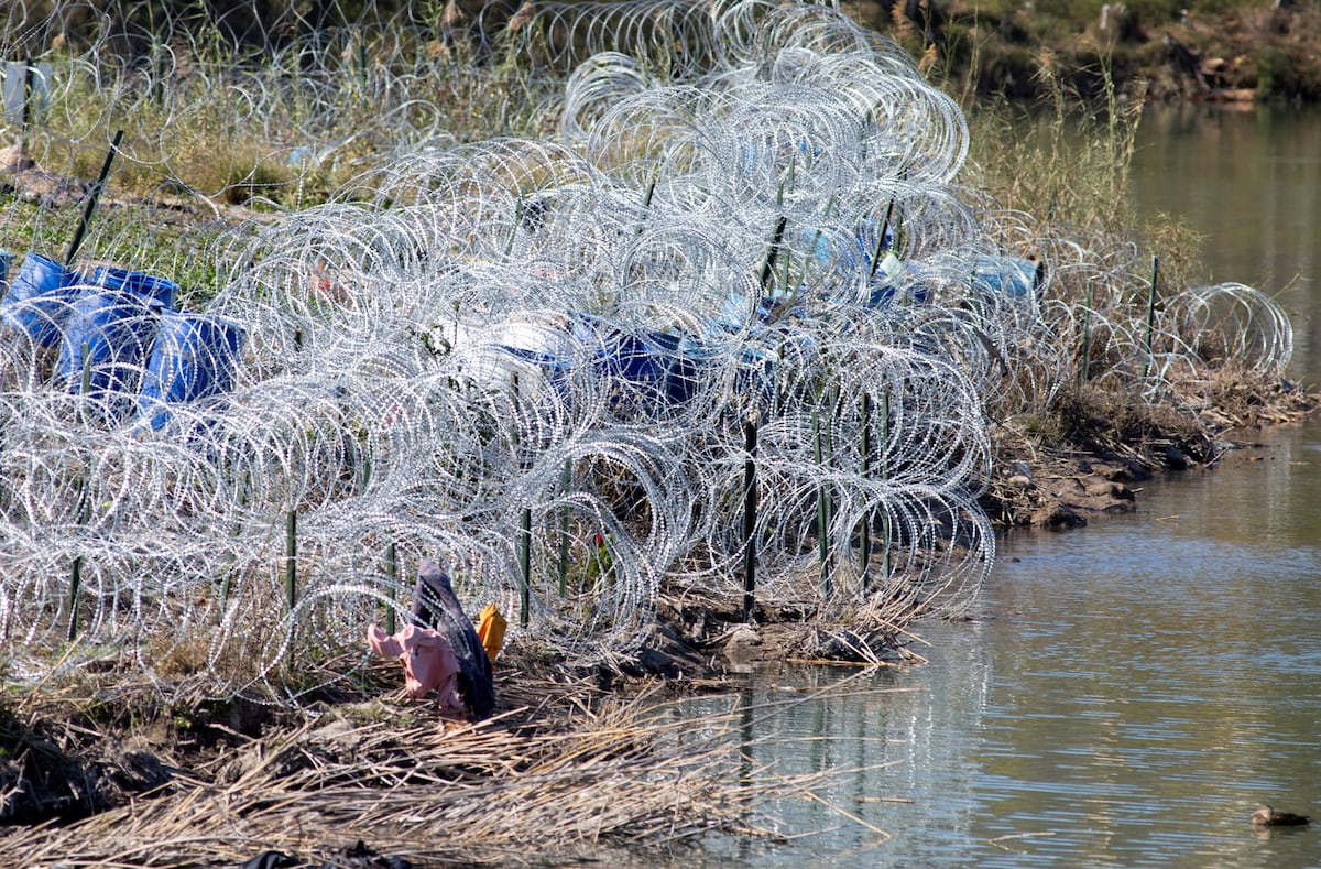 Supreme Court allows federal agents to cut razor wire Texas installed ...