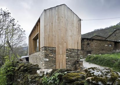 Casa Rural en el Paderne reformada por Carlos Quint&aacute;ns 