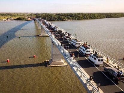 Inauguración del puente sobre el río Gambia.