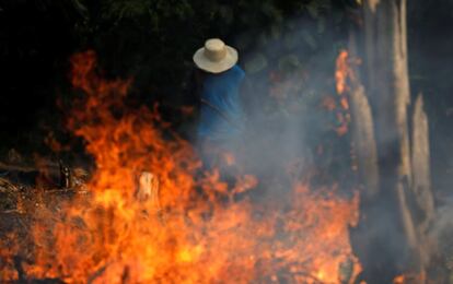 Un hombre trabaja en un tramo en llamas de la selva amazónica el 20 de agosto de 2019. El pasado 16 de agosto, Noruega anunciaba que congelaba la aportación de 30 millones de euros para los proyectos de conservación de la Amazonia después de que el Gobierno brasileño cambiara de forma unilateral al equipo directivo que gestiona el fondo.