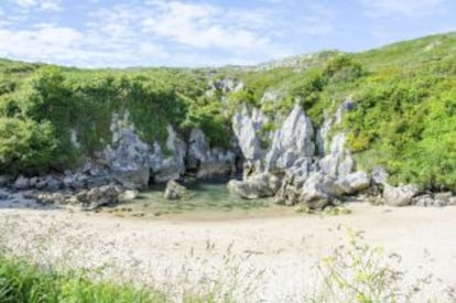 La playa interior de Gulpiyuri, en Llanes (Asturias).