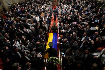 El féretro del aspirante a la presidencia y senador opositor Miguel Uribe, es trasladado al Congreso en Bogotá, Colombia, este lunes.