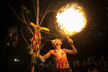 Pobladores de las comunidades de Nazareno Etla y Soledad Etla, en el estado de Oaxaca (México), celebran la tradicional 'muerteada', donde las personas lucen disfraces que han preparado durante meses para esta festividad a la par de la conmemoración que los mexicanos rinden a sus muertos.