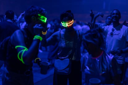Varias personas bailan en el escenario Sonar Club, el sábado por la noche. 