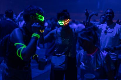 Varias personas bailan en el escenario Sonar Club, el sábado por la noche. 