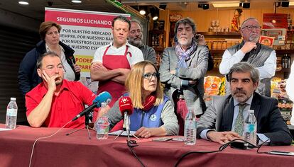 Representantes comerciales del mercado de Torrijos, durante una rueda de prensa del jueves.